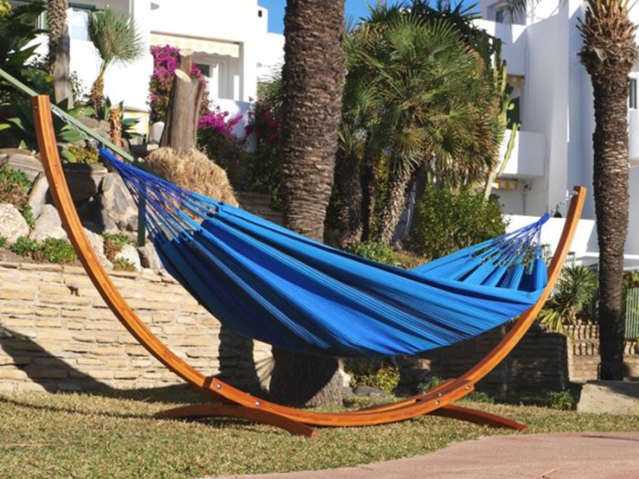 Hamac Mariposa Azur installé sur une jadin