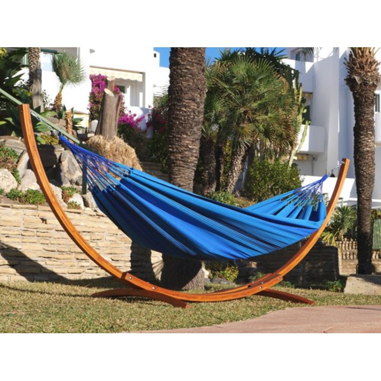 Hamac Mariposa Azur installé sur une jadin