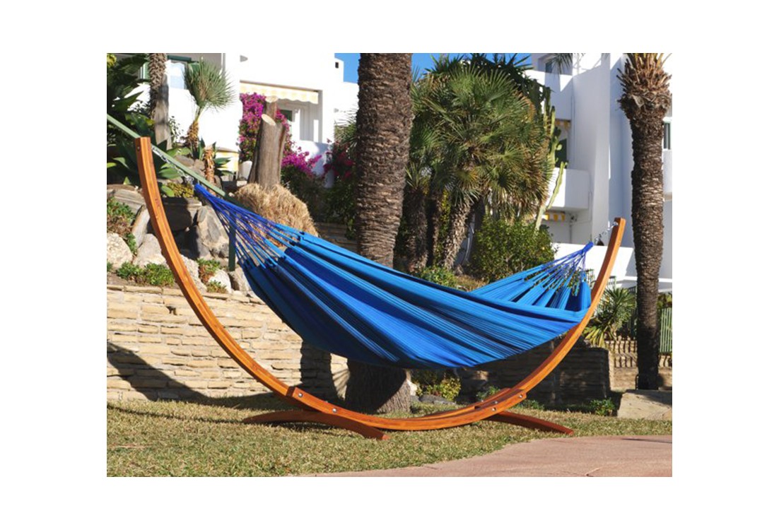 Hamac Mariposa Azur installé sur une jadin