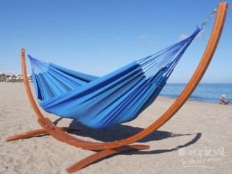 Hamac Mariposa Azur installé sur une plage, suspendu à un support en bois de mélèze