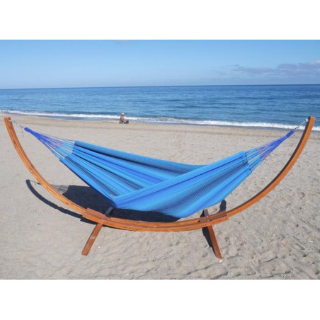 Ensemble hamac et support en bois sur le sable