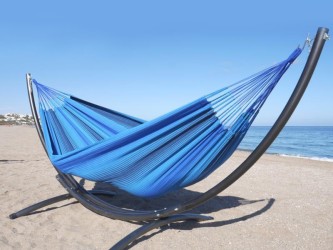 Hamac bleu XL sur pied métallique, installé sur la plage