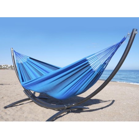 Hamac bleu XL sur pied métallique, installé sur la plage