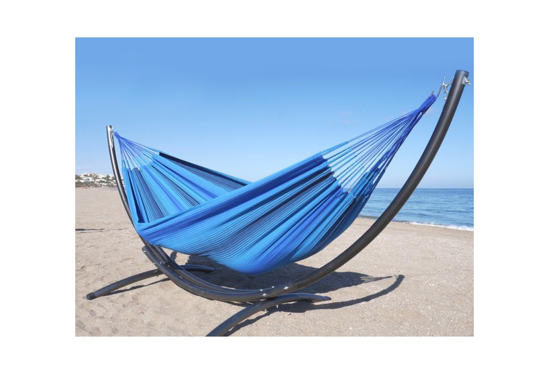 Hamac bleu XL sur pied métallique, installé sur la plage