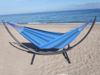 Hamac XL Azteka bleu sur pied, en bord de mer, détente au soleil