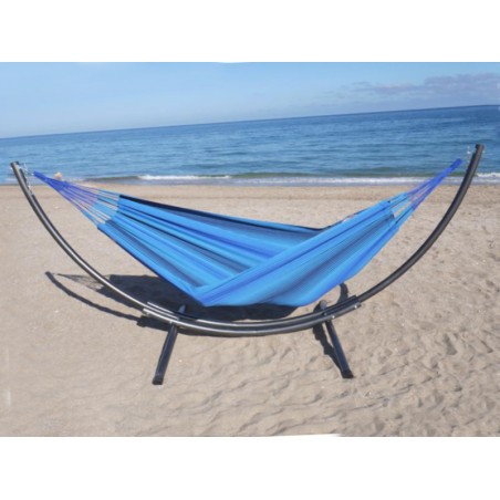 Hamac XL Azteka bleu sur pied, en bord de mer, détente au soleil
