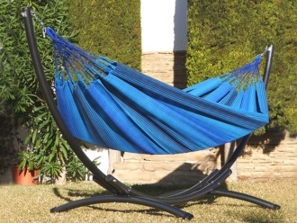 Hamac double Azteka XL bleu dans un jardin, confort et détente à l’extérieur
