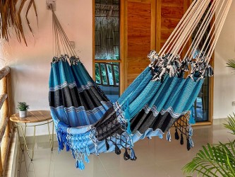 Hamac vénézuélien de luxe bleu suspendu sur une terrasse tropicale