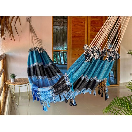 Hamac vénézuélien de luxe bleu suspendu sur une terrasse tropicale