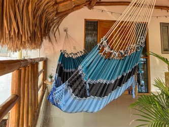 Hamac de luxe fabriqué au Venezuela suspendu dans un espace naturel