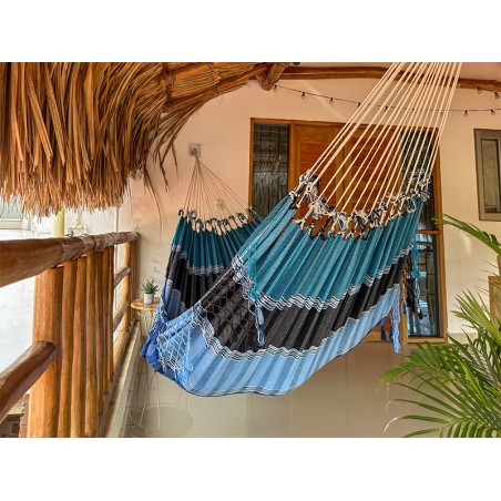 Hamac de luxe fabriqué au Venezuela suspendu dans un espace naturel