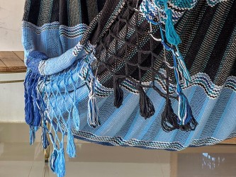 Finition en macramé fait main d’un hamac vénézuélien de luxe