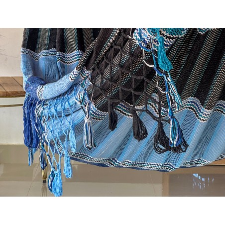 Finition en macramé fait main d’un hamac vénézuélien de luxe