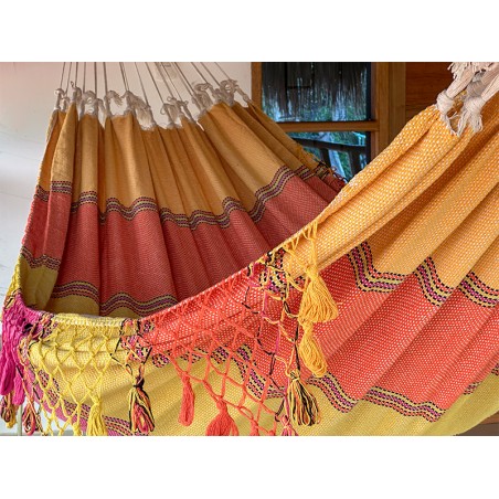 Tissage artisanal coloré d’un hamac vénézuélien de luxe