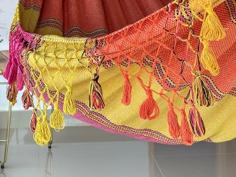 Extrémité colorée d’un hamac artisanal vénézuélien avec franges