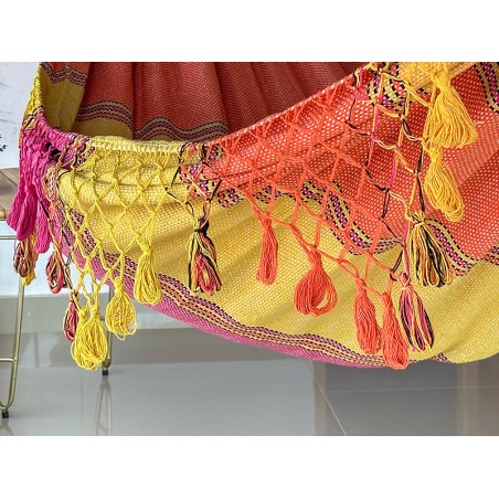 Extrémité colorée d’un hamac artisanal vénézuélien avec franges