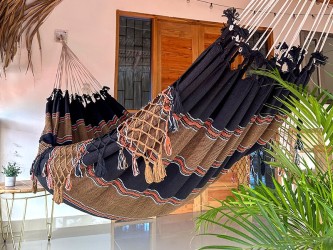 Vue d’ensemble du hamac suspendu, modèle XL avec détails en filet noué et motifs traditionnels vénézuéliens