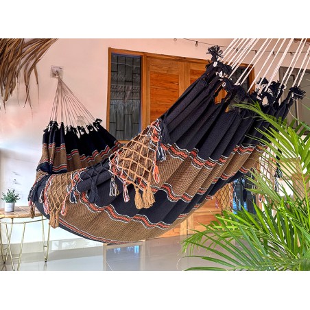 Vue d’ensemble du hamac suspendu, modèle XL avec détails en filet noué et motifs traditionnels vénézuéliens