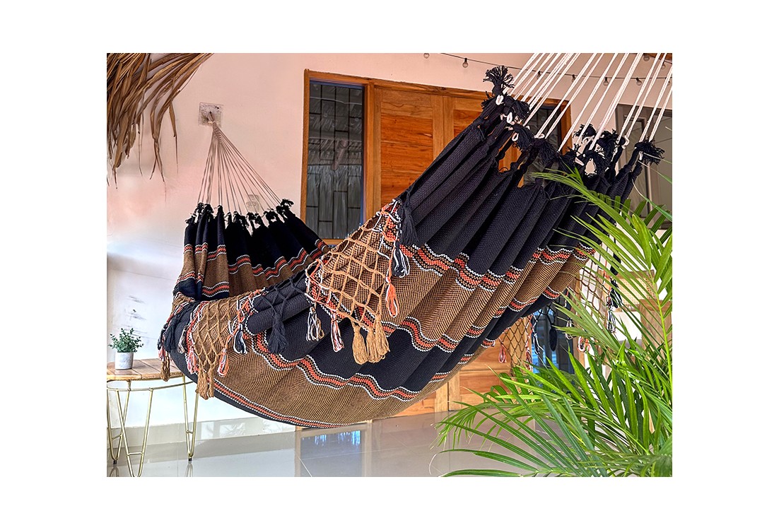 Vue d’ensemble du hamac suspendu, modèle XL avec détails en filet noué et motifs traditionnels vénézuéliens