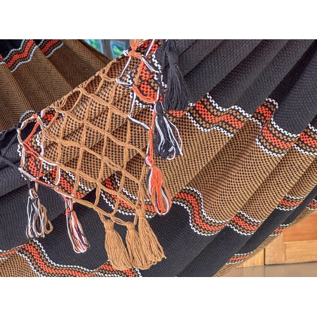 Détail du filet en macramé fait main avec pompons, une touche artisanale typique des hamacs du Venezuela