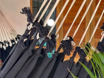 Corde de suspension robuste et nouage manuel, assurant un maintien optimal et un charme authentique