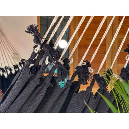 Corde de suspension robuste et nouage manuel, assurant un maintien optimal et un charme authentique