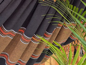 Zoom sur la toile noire avec bandes colorées et tissage serré, caractéristique d’un coton épais de qualité