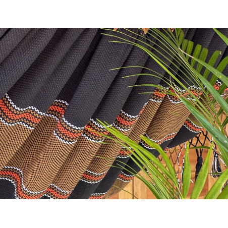 Zoom sur la toile noire avec bandes colorées et tissage serré, caractéristique d’un coton épais de qualité