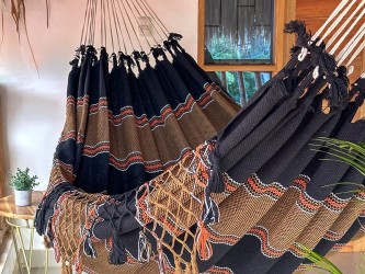 Zoom sur la toile noire avec bandes colorées et tissage serré, caractéristique d’un coton épais de qualité