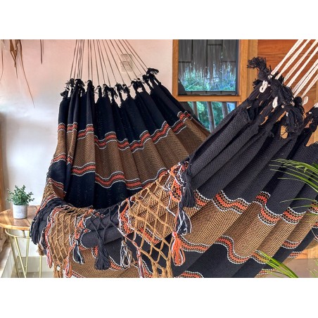 Zoom sur la toile noire avec bandes colorées et tissage serré, caractéristique d’un coton épais de qualité