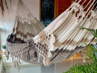 Hamac artisanal vénézuélien en coton écru, fait à la main avec des finitions tressées pour un confort haut de gamme