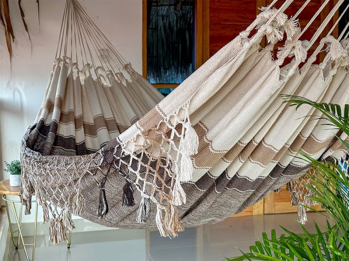Hamac artisanal vénézuélien en coton écru, fait à la main avec des finitions tressées pour un confort haut de gamme