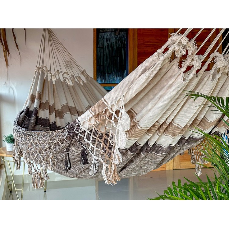 Hamac artisanal vénézuélien en coton écru, fait à la main avec des finitions tressées pour un confort haut de gamme