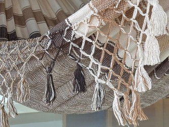 Gros plan sur les franges et les finitions méticuleuses d'un hamac artisanal, témoignant de l'attention aux détails