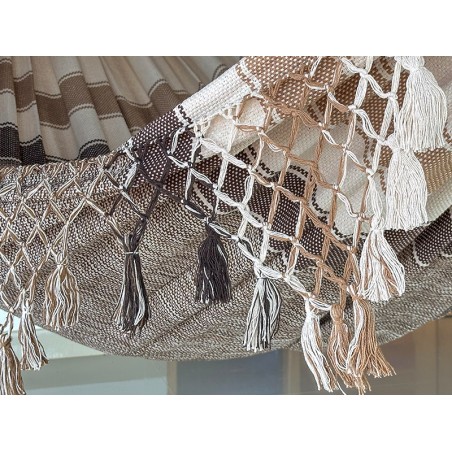 Gros plan sur les franges et les finitions méticuleuses d'un hamac artisanal, témoignant de l'attention aux détails