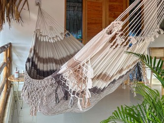 Hamac Tropical Hamac spacieux et confortable, suspendu dans un cadre idyllique, invitant à la détente et au bien-être