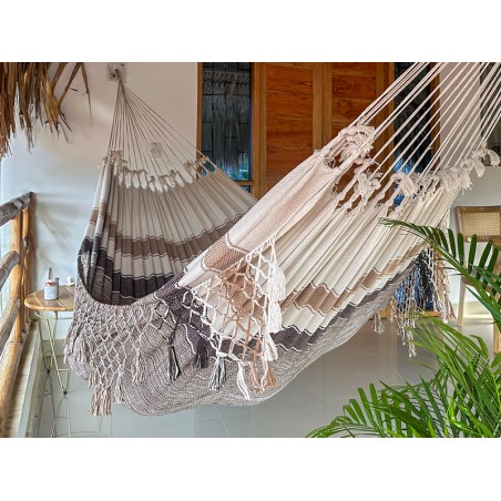 Hamac Tropical Hamac spacieux et confortable, suspendu dans un cadre idyllique, invitant à la détente et au bien-être