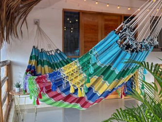 Hamac vénézuélien artisanal suspendu, tissé à la main avec des couleurs vibrantes