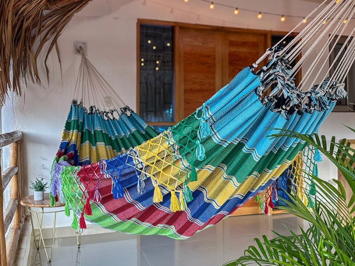 Hamac vénézuélien artisanal suspendu, tissé à la main avec des couleurs vibrantes
