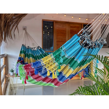 Hamac vénézuélien artisanal suspendu, tissé à la main avec des couleurs vibrantes
