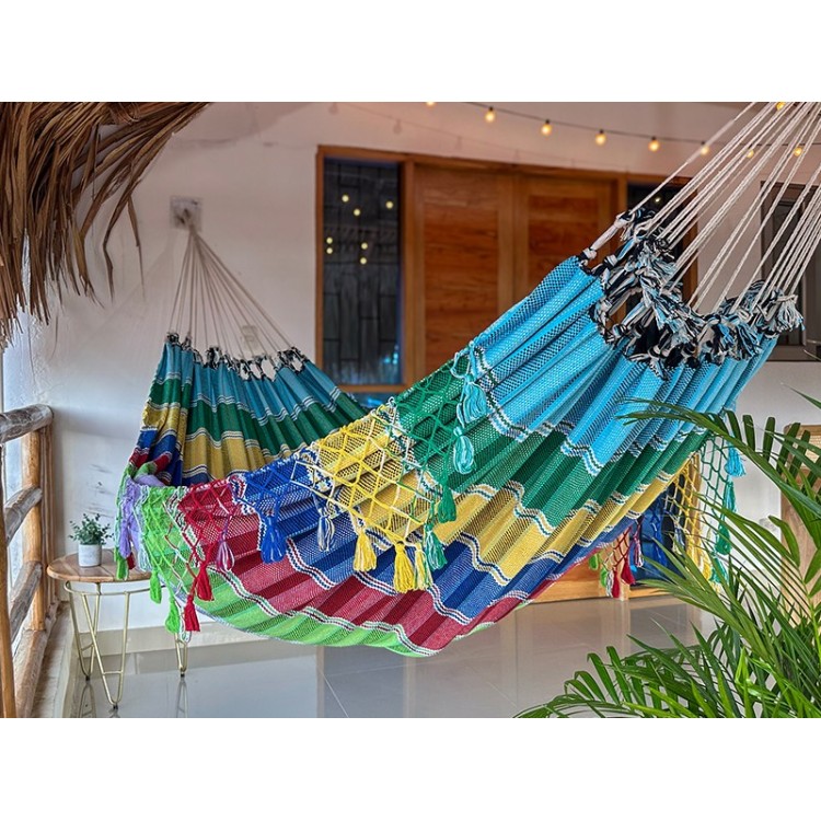 Hamac vénézuélien artisanal suspendu, tissé à la main avec des couleurs vibrantes