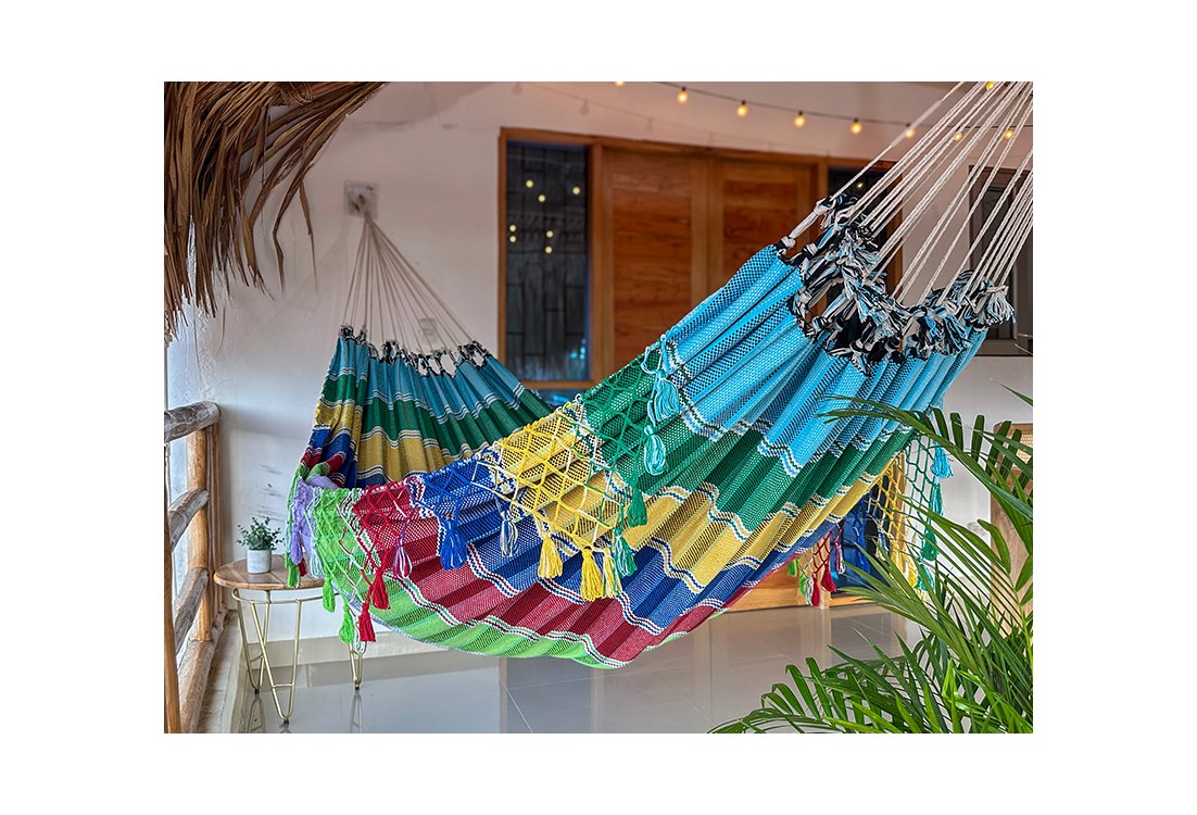 Hamac vénézuélien artisanal suspendu, tissé à la main avec des couleurs vibrantes