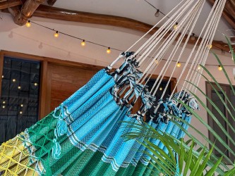 Tissage traditionnel vénézuélien aux couleurs vives, offrant confort et résistance