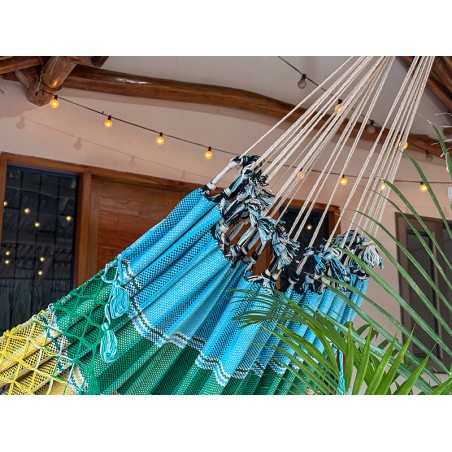 Tissage traditionnel vénézuélien aux couleurs vives, offrant confort et résistance