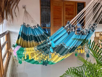Hamac vénézuélien de luxe suspendu sur une terrasse en bois, modèle artisanal de Barquisimeto en bleu et jaune