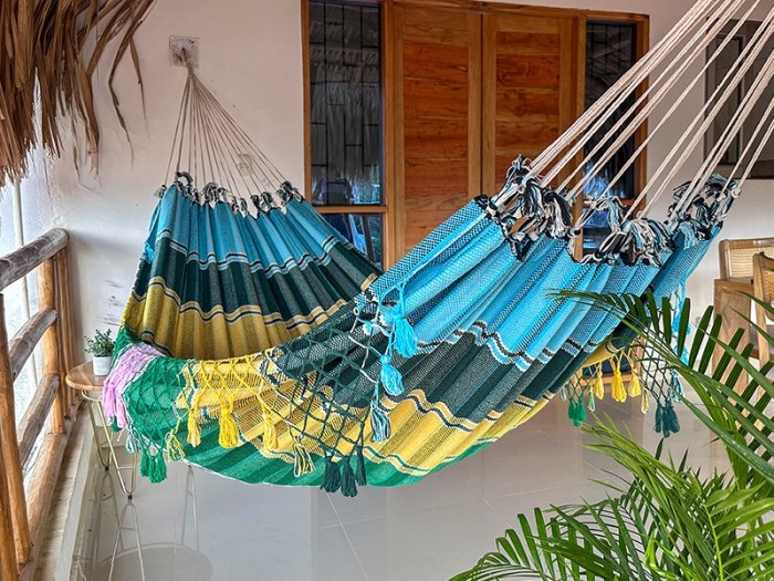 Hamac vénézuélien de luxe suspendu sur une terrasse en bois, modèle artisanal de Barquisimeto en bleu et jaune