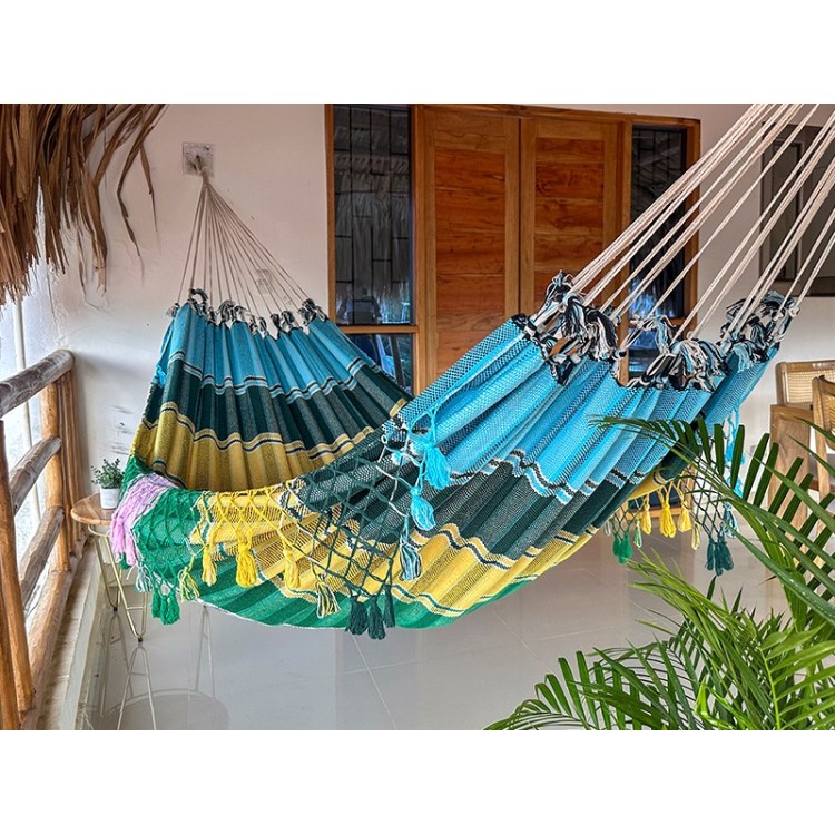 Hamac vénézuélien de luxe suspendu sur une terrasse en bois, modèle artisanal de Barquisimeto en bleu et jaune