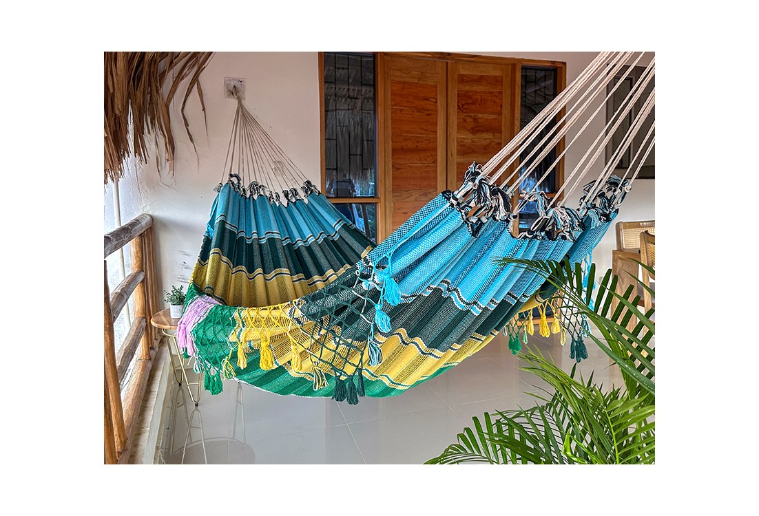Hamac vénézuélien de luxe suspendu sur une terrasse en bois, modèle artisanal de Barquisimeto en bleu et jaune