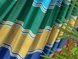 Zoom sur les fils colorés du hamac artisanal, un savoir-faire authentique du Venezuela