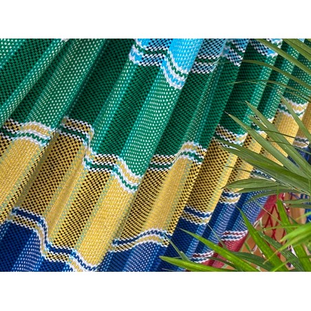 Zoom sur les fils colorés du hamac artisanal, un savoir-faire authentique du Venezuela